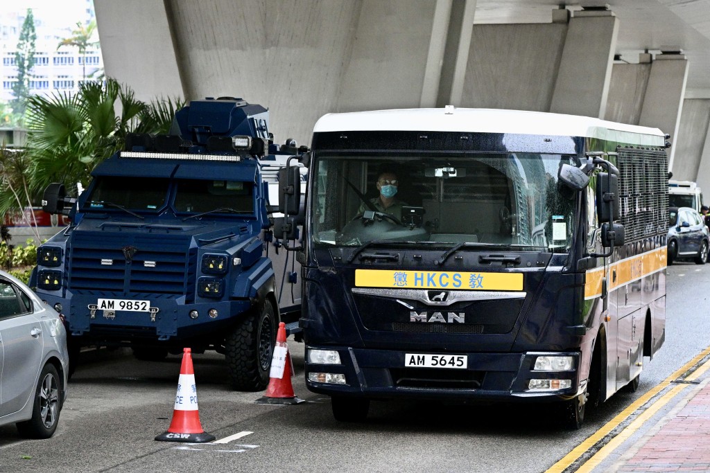 警方出动「剑齿虎」装甲车。