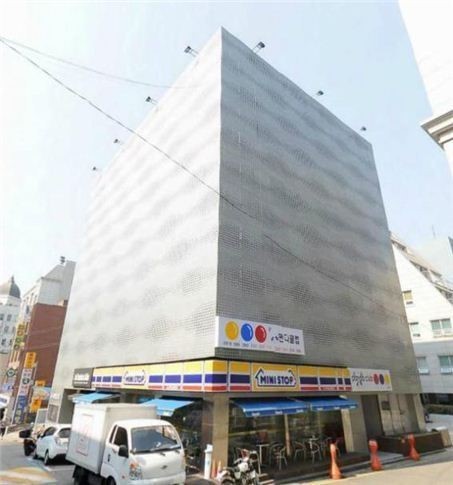 全智賢在2007年購入江南區論峴洞一幢大樓,2015年市值170億韓圜(港幣約1.1億)。