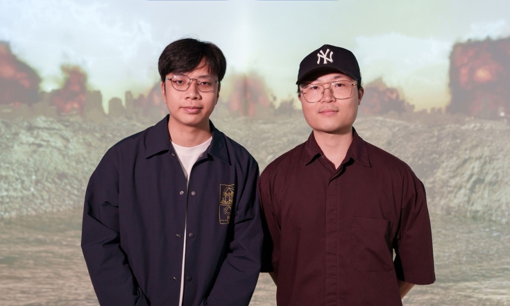 影像設計及數碼藝術榮譽藝術學士課程學生(左至右)黎彭海及莊淯証，以沉浸式裝置藝術《戰爭的迴聲》讓觀眾恍如置身戰場之中。