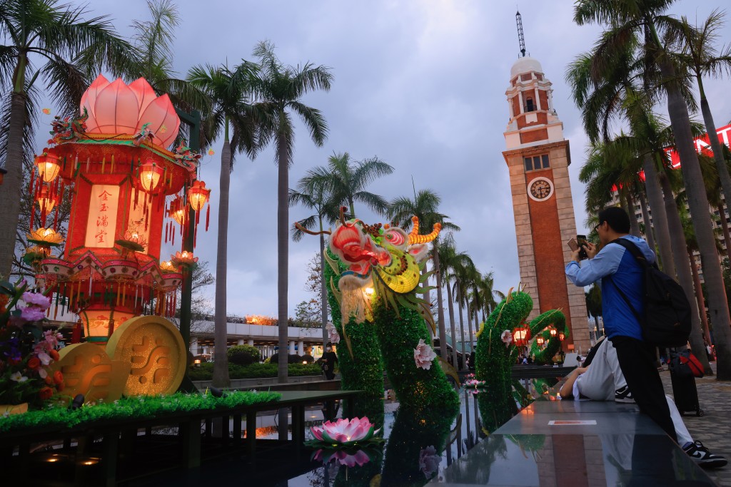 香港康樂及文化事務署上年尖沙咀的綵燈展由非物質文化遺產辦事處與本地紮作師傅陳耀華合作。 香港康樂及文化事務署上年尖沙咀的綵燈展由非物質文化遺產辦事處與本地紮作師傅陳耀華合作。
