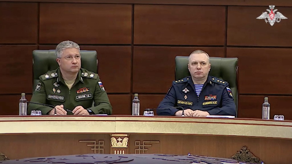 伊万诺夫（左）在莫斯科出席俄罗斯武装部队领导层会议。 路透社