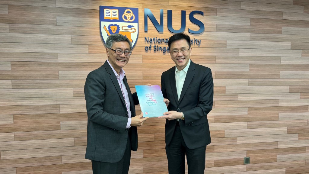 孫東(右)向新加坡國立大學校長陳永財教授(左)送贈《香港創新科技發展藍圖》。