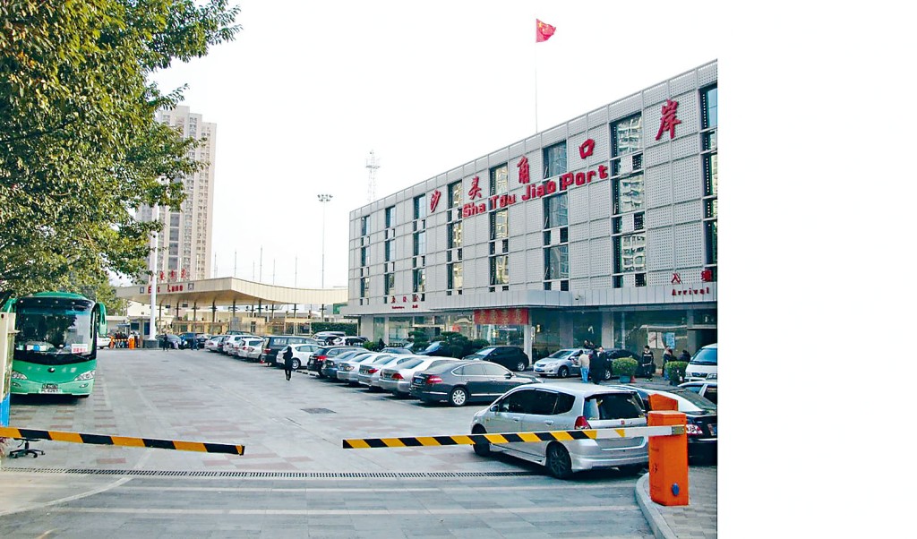 鄧炳強表示，政府在規劃重建沙頭角口岸時，會考慮實施「兩地一檢」的安排。