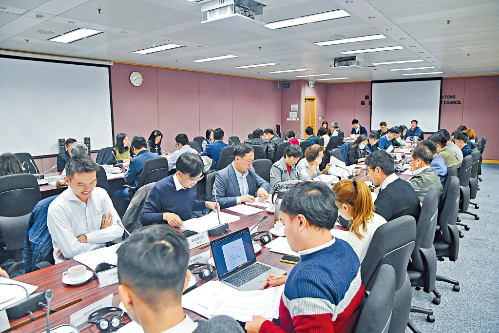 若六十六名區議員被DQ,十八區區議會民選連同當然議員將只餘大約一百五十名。
