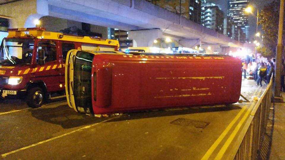 紅色小巴橫臥路面。網民Chun Law‎圖片