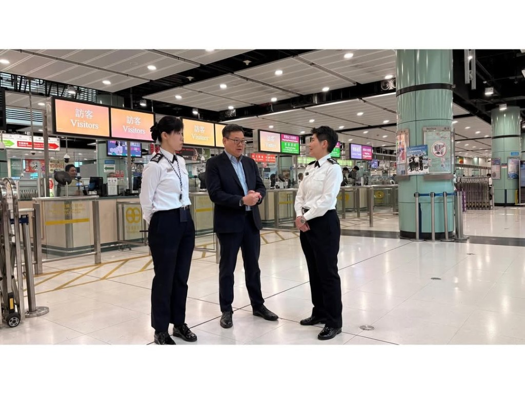 入境處高層一連兩日分別到多個管制站，實地視察及了解應對客流車流的準備工作，並為前線員工打氣。