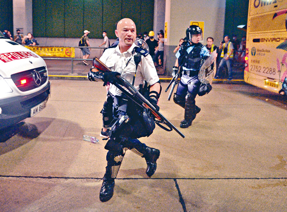 遇襲警署警長舉起雷明登長槍戒備，槍內裝有布袋彈。