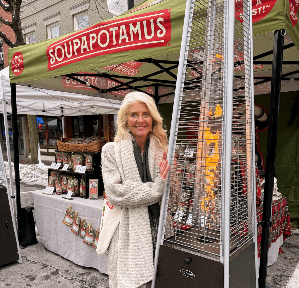 美國63歲媽媽Susan Efthimiou靠自製湯品成功創業。（網上圖片）