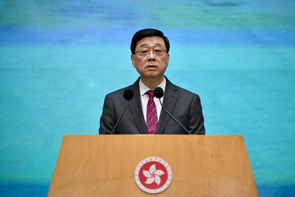 李家超行會前見記者。蘇正謙攝 李家超行會前見記者。蘇正謙攝