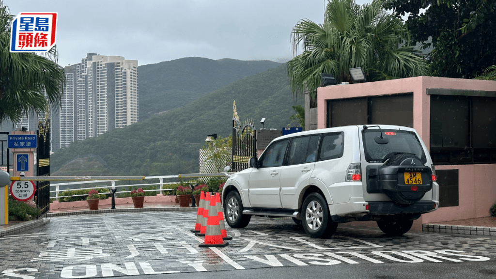 政府人員車輛直駛入紅山半島。梁國峰攝