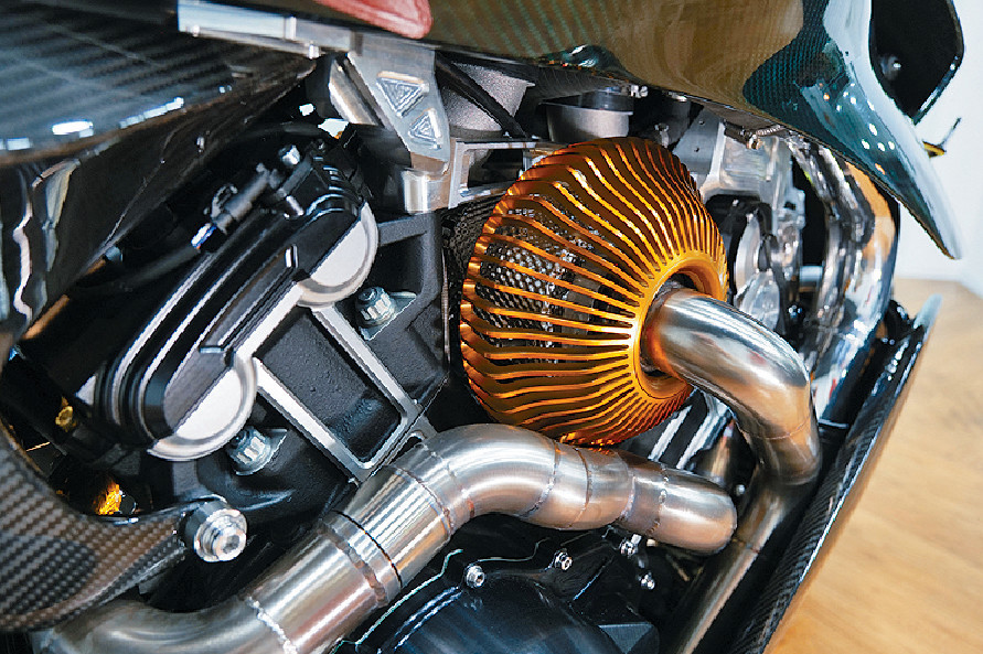 ■V-Twin雙汽缸Turbo引擎輸出180ps馬力。