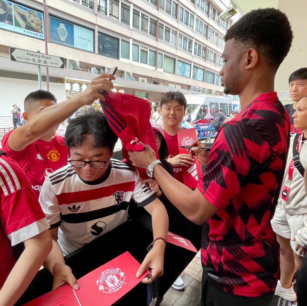 迪亞路為香港球迷簽名。徐嘉華攝