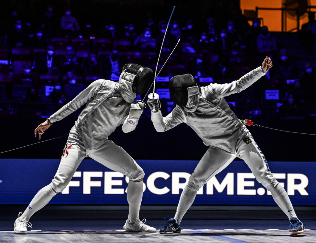張家朗(左)擊敗世界排名第一的科高尼晉級決賽。國際劍聯Facebook圖片