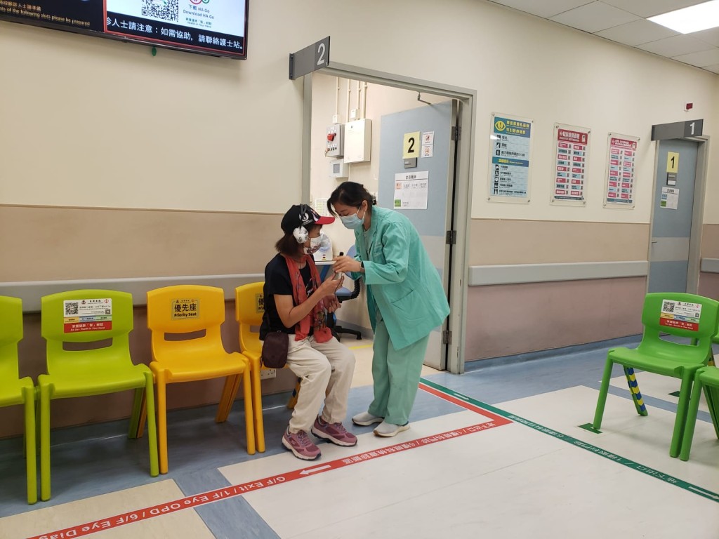 病人的追蹤器震動後，醫護人員會走過來帶她入房。