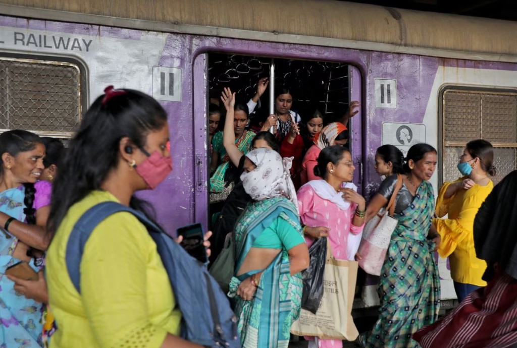 印度婦女在孟買一個車站蜂湧下車。 路透社
