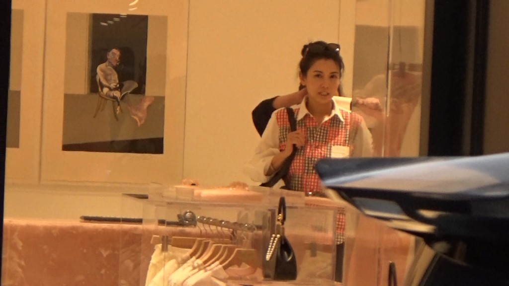 邱淑贞未发现记者前，表现好自然，黑超放上头慢慢睇衫。