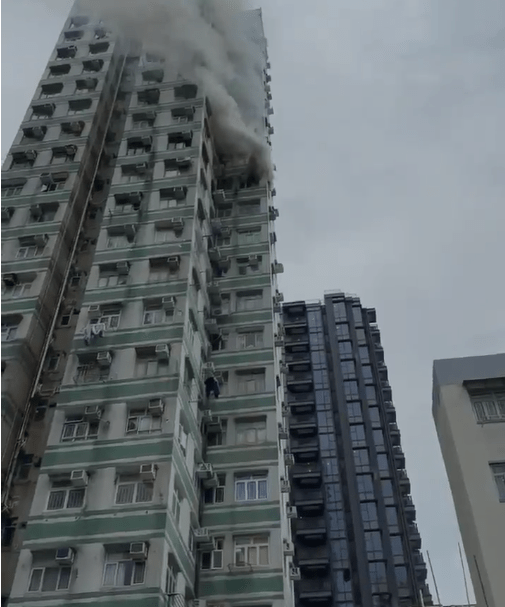 起火單位冒出濃煙。讀者提供