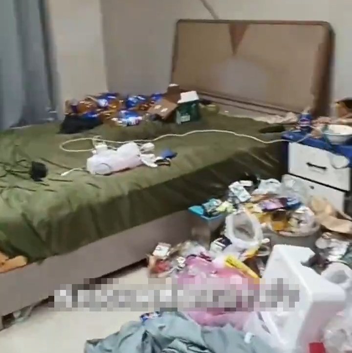 业主入屋后，发现单位内有数十樽载有尿液的可乐樽。《南方日报》