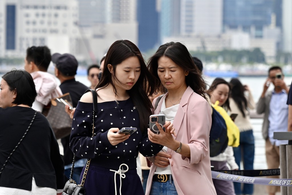 展望明日大致天晴,日間溫暖,晚上北風逐漸增強。 展望明日大致天晴,日間溫暖,晚上北風逐漸增強。