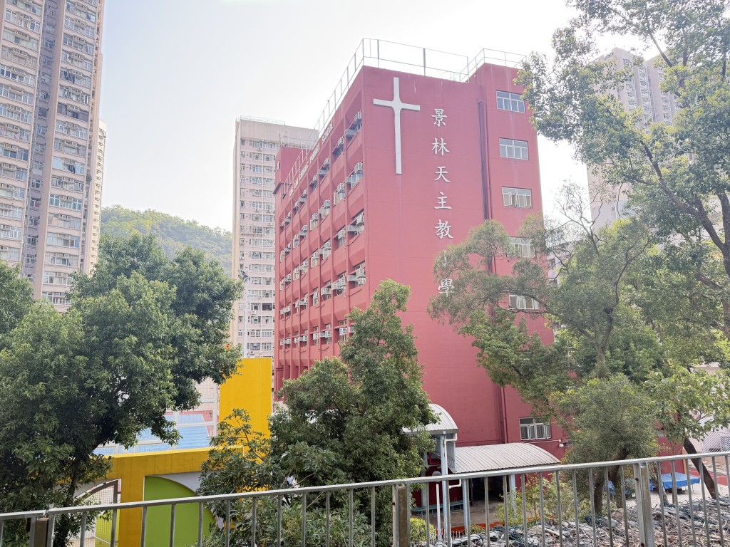 至於單頭學校難合併的問題,蔡若蓮希望學校在只餘兩班時已應考慮升級合併。 至於單頭學校難合併的問題,蔡若蓮希望學校在只餘兩班時已應考慮升級合併。