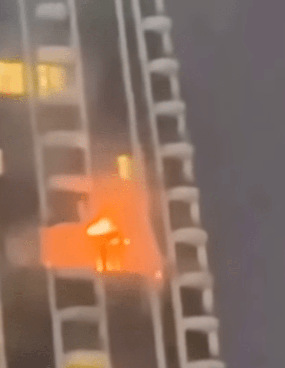 從網上流傳及經外媒核實的片段可見，大樓高層位置出現一個明顯大洞，內部冒出熊熊火光。 Youtube@AlJazeera