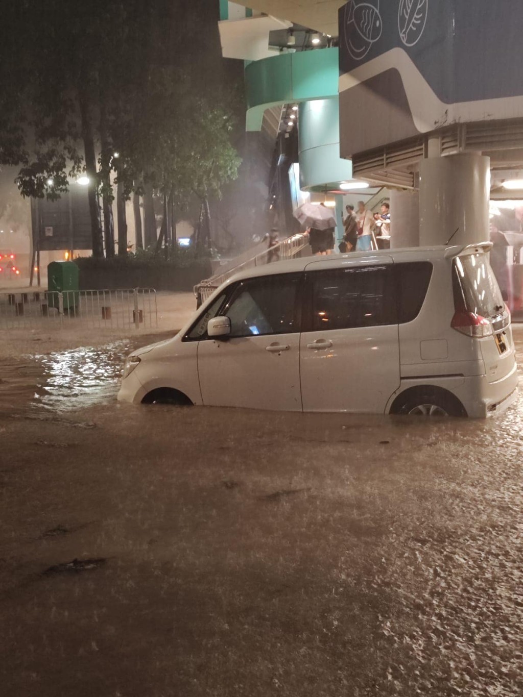 柴灣道迴旋處曾因水浸致汽車拋錨。梁熙FB 柴灣道迴旋處曾因水浸致汽車拋錨。梁熙FB