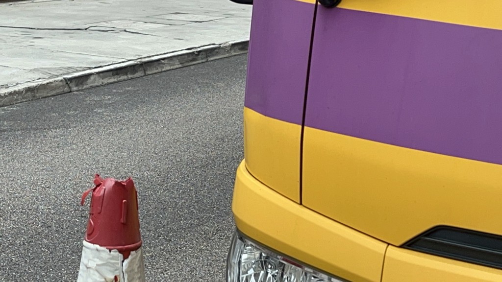 校巴右邊車頭輕微凹陷。