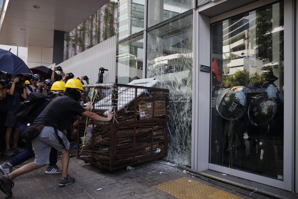 案发日有示威者以铁笼等物破坏立会大楼玻璃幕墙。资料图片