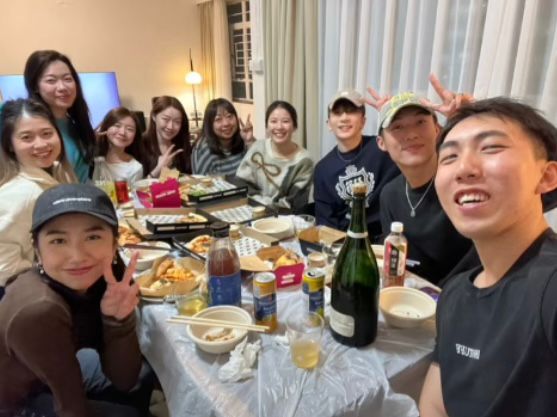 戴上帽子的Anson Lo打扮causal ，并举起V字手势，展露出灿烂的笑容。