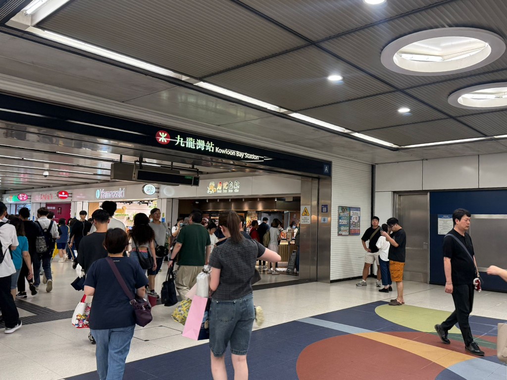 物業位於九龍灣站上蓋,交通方便。 物業位於九龍灣站上蓋,交通方便。