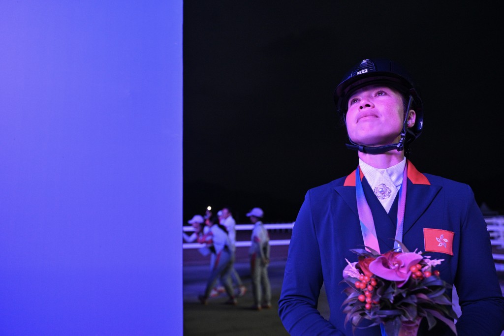  2023年9月26日，港隊於馬術項目盛裝舞步團體賽奪得銅牌，主將蕭頴瑩闖過4屆亞運，今次亞運首次與隊友並肩作戰，談到團隊合作時眼泛淚光。陳極彰攝