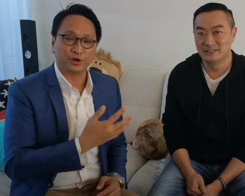 Haba Sir(右)以個人身份接受鄧家彪(左)訪問。