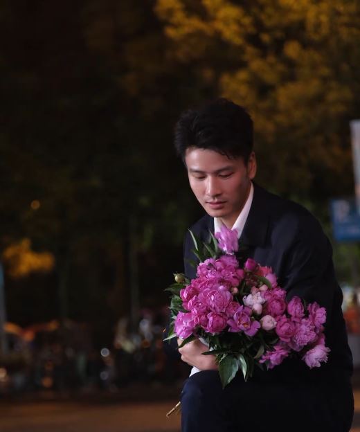 徐暢憑帥氣外形，直播帶貨芍藥花大受歡迎。抖音＠墊江曹回徐副鎮長（公益助農）