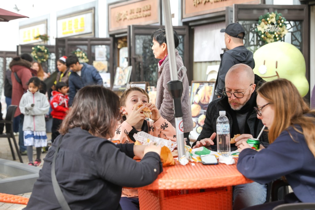 遊客們在昂坪市集飲飲食食。