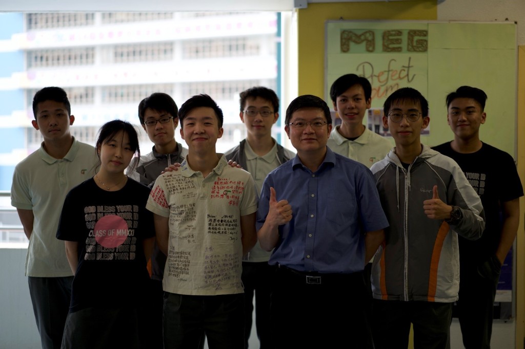 譚仁杰（前排右二）表示學校奉行小班教學，特別適合推行IB課程，讓老師跟進學生的進度。
