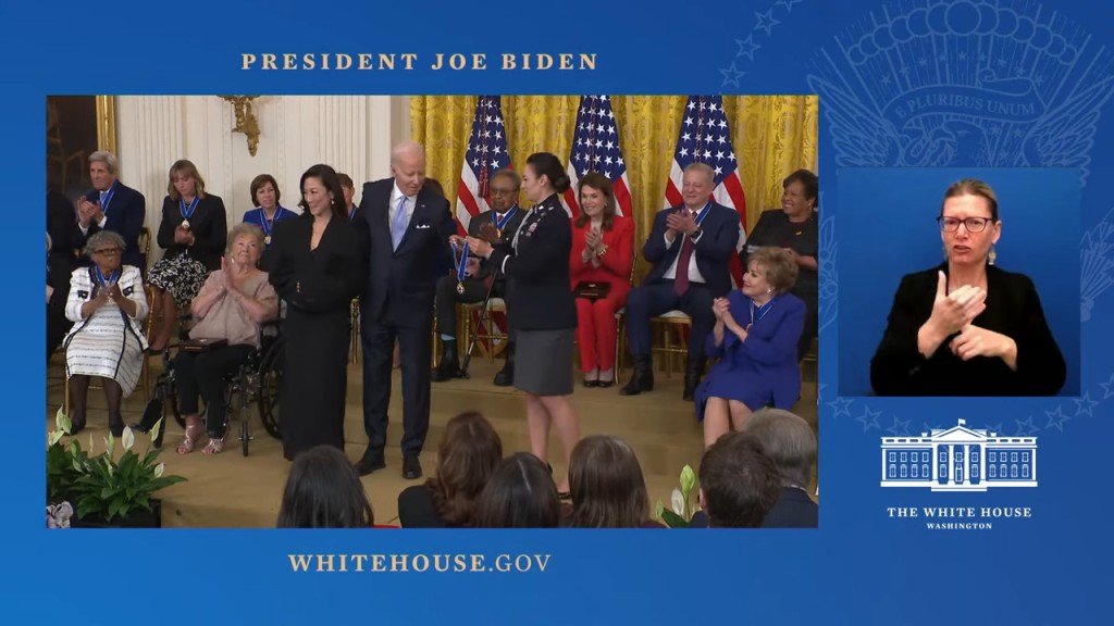 杨紫琼亲自接受由美国总统拜登（Joe Biden）授予的总统自由勋章。