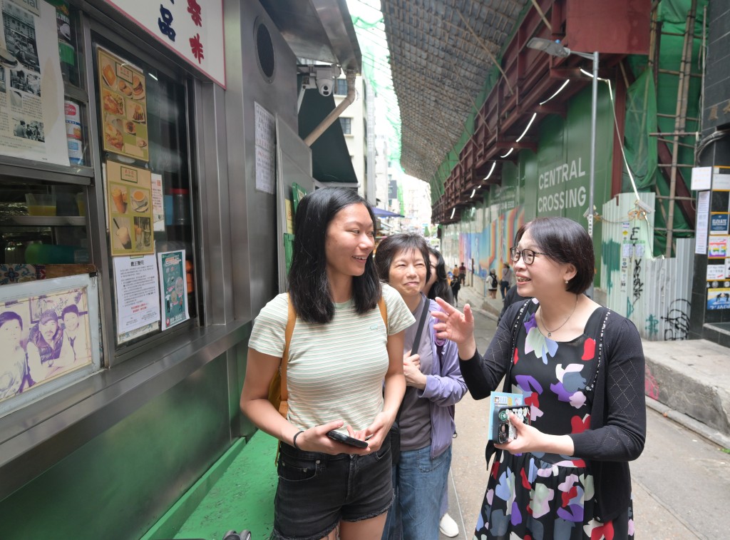 旅游事务专员张冯泳萍（右）今日（2日）到旧城中环，视察景点在2026年内地劳动节黄金周的人流管理及旅客活动情况。