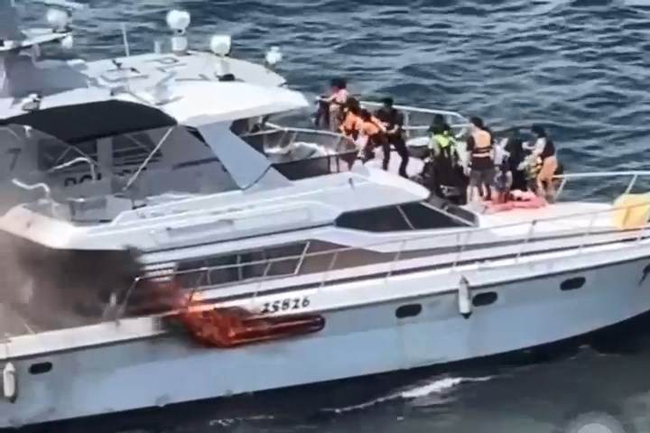 水警將水警輪駛近遊艇,將船上的人逐一救走。 水警將水警輪駛近遊艇,將船上的人逐一救走。