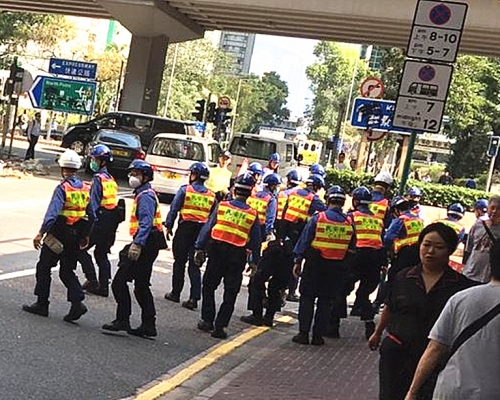 民安隊清除路障。網上圖片