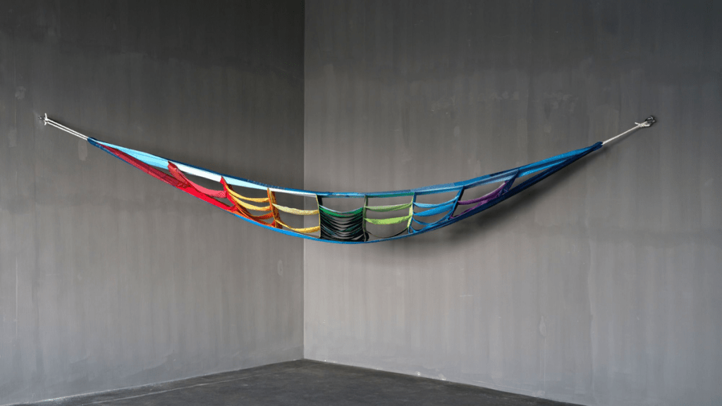 香港藝術家林嵐的作品《行動智慧》，以回收雨傘布料、繩索為素材。（2025年）