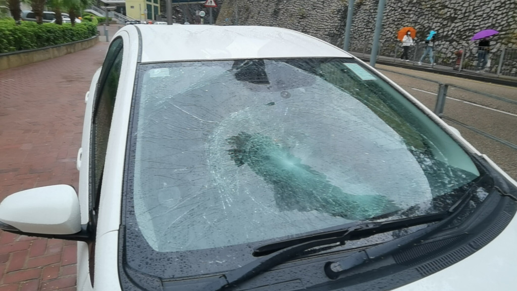 私家車擋風玻璃爆裂。