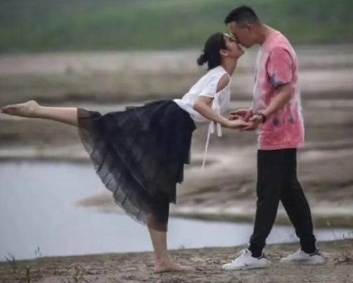 武汉记者沙滩拍下情侣接吻照，意外揭发二人婚外情。(网图)