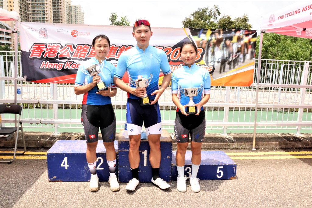 香港队的李思颖（左至右）、伍佰亨及张履檾分别在精英组及青少年组夺冠。陆永鸿摄