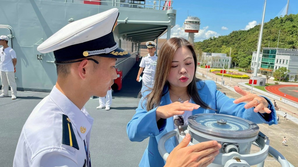 羅淑佩參觀解放軍艦艇：國家強大、軍力堅強才可保國土。羅淑佩fb