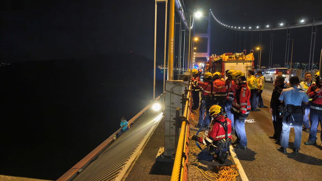 救援人員嚴陣以待。 救援人員嚴陣以待。