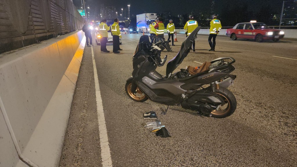 鐵騎士和女乘客人仰車翻，由救護車送往瑪嘉烈醫院治理。黎志偉攝