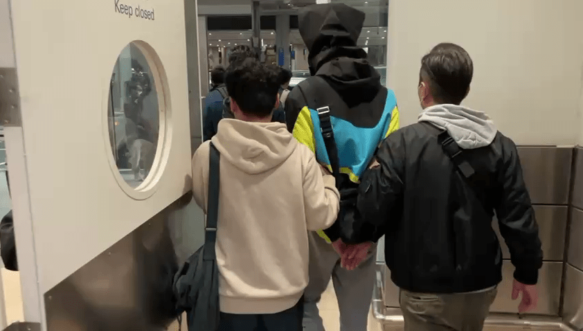 2名疑犯抵達曼谷機場後被拒入境，再由泰國當局通報後，由港警方帶回香港。資料圖片