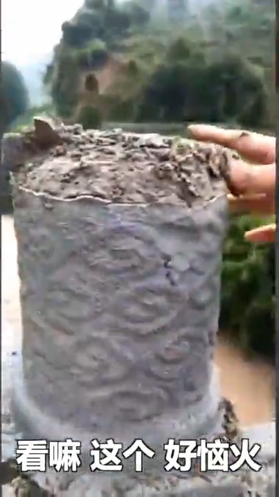 重慶有橋梁欄杆暴雨後一捏就碎。網上截圖