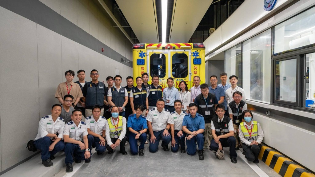 多部門今日(8月25日)於新皇崗口岸舉行深港救護車跨境病人交接聯合演練。消防處FB 多部門今日(8月25日)於新皇崗口岸舉行深港救護車跨境病人交接聯合演練。消防處FB