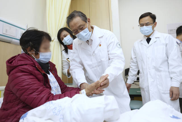 锺南山日前到广东深圳市人民医院进行院士查房活动。